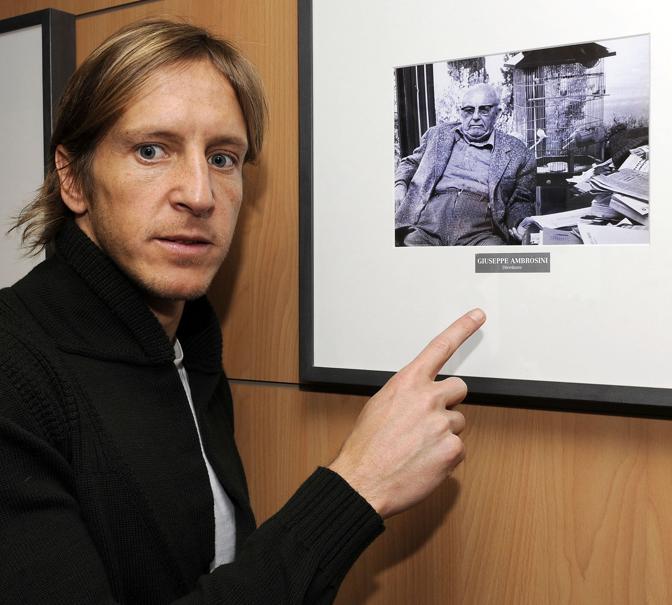 Ambrosini indica la foto di Giorgio Ambrosini, ex direttore de La Gazzetta dello Sport